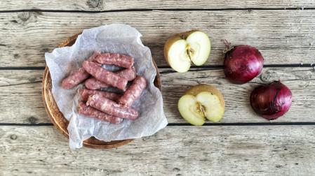 Ingredientes para preparar longaniza fresca con manzana y cebolla