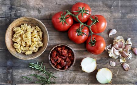 Ingredientes para preparar radiatori con chorizo y tomate