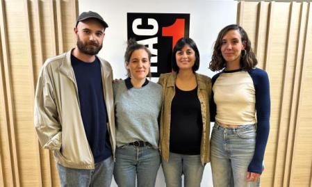 Carla Simón, Ernest Pipó y Berta Pipó visitan el 'No ho sé', de Anna Vallhonesta