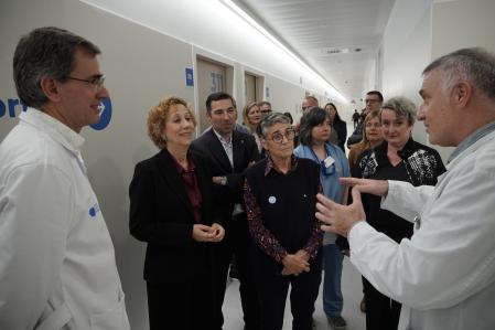 La consellera de Salut, Olga Pané; con la alcaldesa de Sant Joan Despí, Belén García, este viernes visitando el Moisès Broggi 
