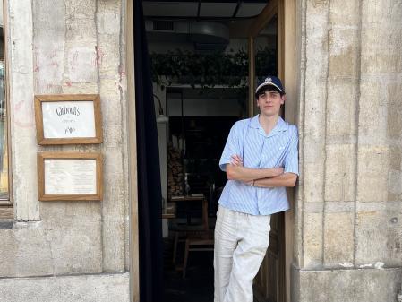 Javier encontró trabajo en la capital francesa en un solo día.&nbsp;