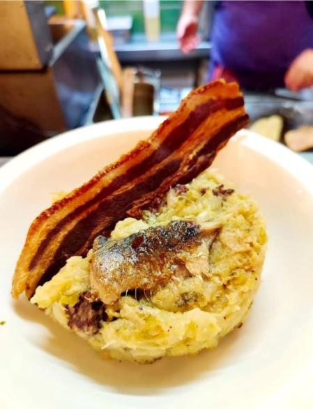 Trinxat con panceta y arengada (arenque/sardina salada en salmuera y luego prensada)