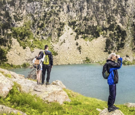 Parece Suiza, pero está en España: el impresionante lago que enamora por sus aguas turquesas y montañas afiladas
