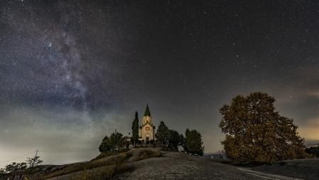 Noche de lluvia de estrellas leónidas en el santuario de Puig-agut.