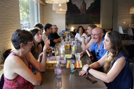 La mesa de un encuentro del grupo de 'Conversaciones en Catalán' en un bar de Girona