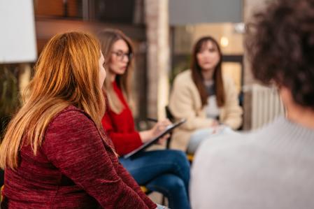 Reunión de trabajadores en una oficina&nbsp;