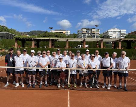 Foto de familia con los componentes de la Penya 70/80/90, en las pistas del RCTB-1899, antes de iniciar uno de sus campeonatos anual de tenis, que siguen demostrando que la pasión por el tenis no entiende de edad.