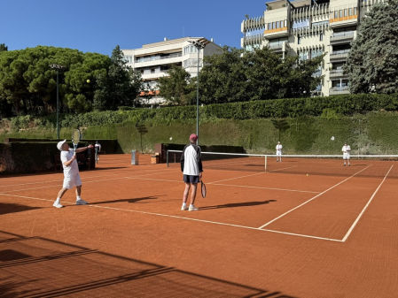 Componentes de la Penya 70/80/90, en la pista nº14 del Reial Club de Tennis Barcelona -1899, durante el tradicional partido semanal.