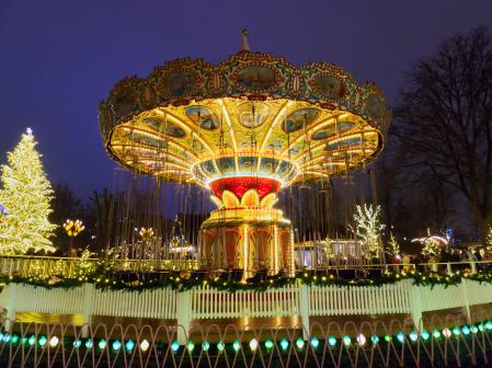 Carrusel de los jardines Tívoli decorado de luces navideñas