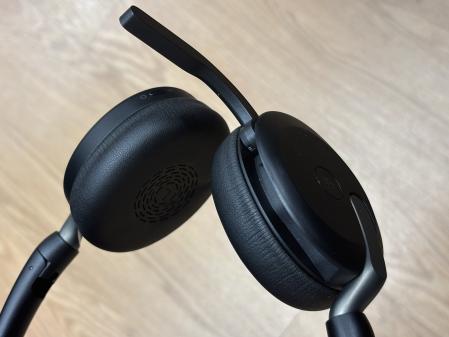 Jabra Evolve2 65 Flex con el micrófono desplegado
