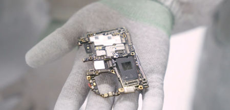 La placa base se compone de tres piezas superpuestas.