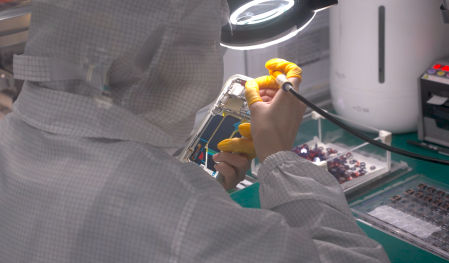 Un operario supervisa los detalles durante el ensamblaje.