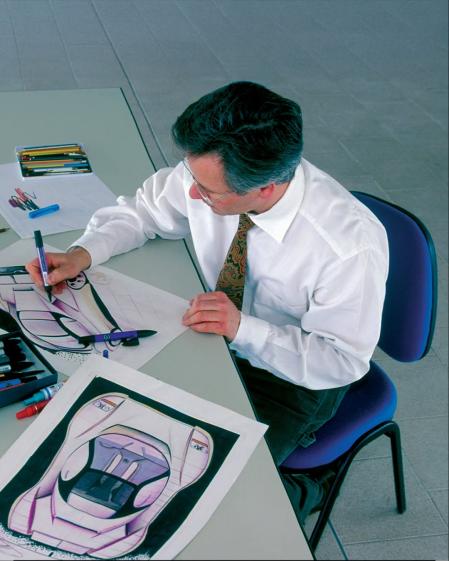 El constructor de superdeportivos, en su mesa de trabajo diseñando vehículos