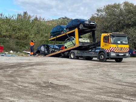 Una grúa ha ido retirando la docena de vehículos abandonados en el Sorrall .