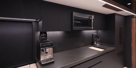 La sofisticada autocaravana tamaño XXL que tiene hasta bodega y proyector gigante.