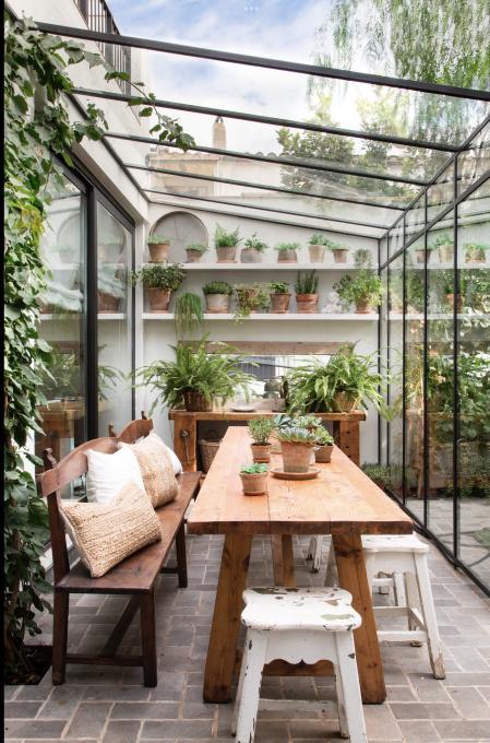 En su propia casa, la interiorista Montse Morales apuesta por incorporar muebles de otras épocas. En el patio, coloca una mesa de comedor y un banco en madera de almoneda