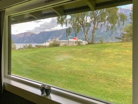Crucero en el fiordo de Hardanger, visto desde el hotel del pequeño pueblo de Eidfjord.
