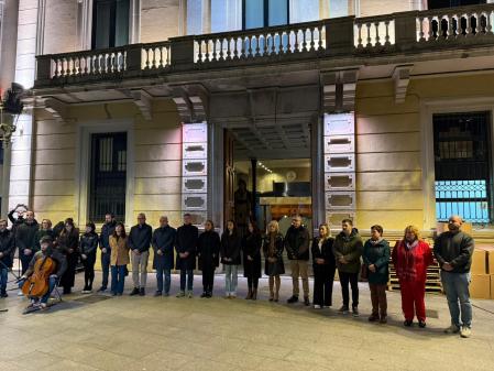 Las autoridades en el minuto de silencio por la muerte de la vecina de l'Hospitalet&nbsp;
