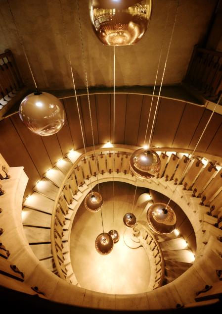 La decoración dorada hace pensar en las uvas de oro y en el tratamiento facial más lujoso: L'Or de Vie