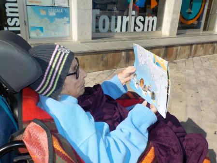 Dominique, leyendo un mapa.&nbsp;