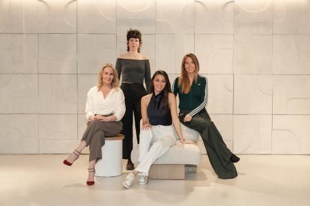 Las emprendedoras y empresarias Melissa McDermott, Laura Fernandez Gimenez y Stephany Olivares junto a Beatriz de Vicente, CEO de Juno House