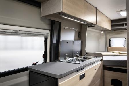 La cocina dispone de dos fogones y un fregadero 