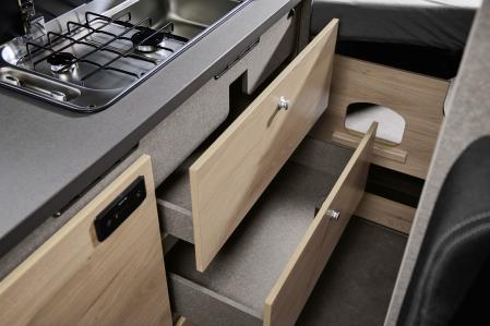 La cocina tiene armario con cajones para una mayor organización de los enseres y despensa 