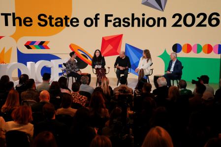Imran Amed, fundador y 'CEO' de The Business of Fashion, Gemma D'Auria, McKinsey, Regis Schultz y Libby Wadle conversan en el escenario en la sesión dos