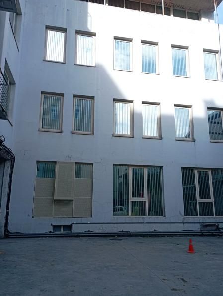 Edificio en el barrio de Intxaurrondo con vinilos en las ventanas con efecto espejo, iniciativa del ayuntamiento de San Sebastián