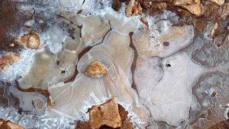 El arte abstracto del charco helado, en el Berguedà.