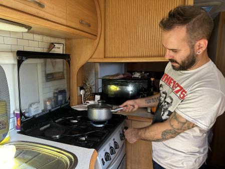 Juan cocinando en la caravana
