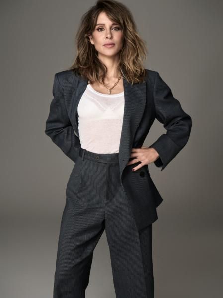 Traje de Sandro, top tank de American Vintage. Collar de eslabones de oro amarillo 18K con perla australiana, de Suarez