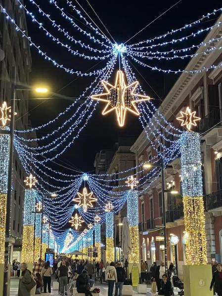 Una calle del centro de Bari iluminada por Navidad