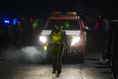 Los servicios de Emergencias y la Guardia Civil en el lugar donde dos trabajadores han fallecido este viernes en un accidente registrado en el interior de una mina subterránea de Cangas del Narcea