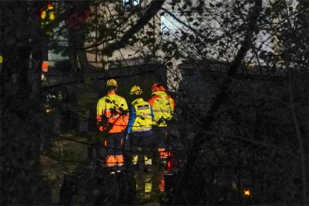 Los servicios de Emergencias y la Guardia Civil en el lugar donde dos trabajadores han fallecido en la mina de Cangas de Narcea