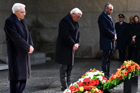 (L-R) Italian President Sergio Mattarella, German President Frank-Walter Steinmeier and German Chancellor Friedrich Merz attend a wreath laying ceremony on national Remembrance Day at the Neue Wache (New Guardhouse), Germany's central memorial for the victims of war and dictatorship, in Berlin on November 16, 2025. (Photo by Tobias SCHWARZ / AFP)