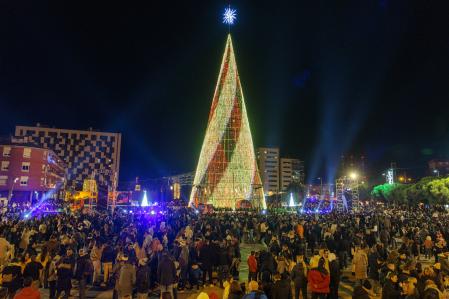 El árbol de 42 metros de Badalona que ayer volvió a encandilar a miles de curiosos