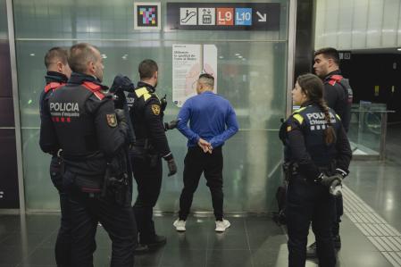 Controles e identificaciones en el metro de Collblanc durante el decimo Pla Kanpai e, en L’Hospitalet de Llobregat. 21 de noviembre de 2025. Foto: Joan Mateu Parra / Shooting.