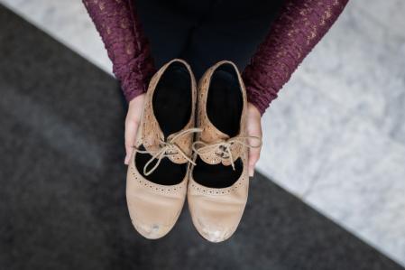 Un complemento esencial.“Los zapatos son un elemento fundamental para el flamenco, son nuestro elemento de percusión”, explica esta joven