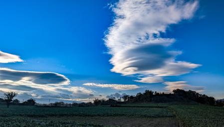 Nubes de viento sobre el campo en Malla.