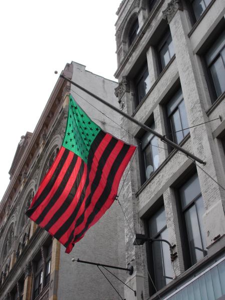 La bandera 'Sin título', de David Hammons (2004), uno de los emblemas del Studio Museum, cuelga ya en la fachada del nuevo edificio