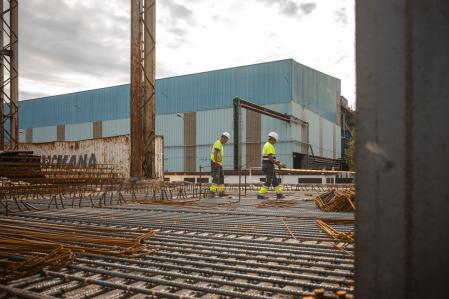 La empresa ajusta los procesos según las necesidades del entorno.