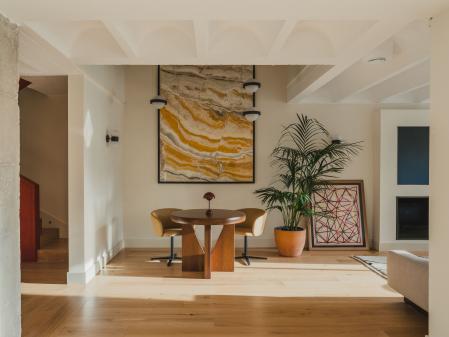 En el comedor, pieza de mármol ónix en la pared, de tres metros de altura, en un doble espacio. Mesa de ebanista y sillas de Charlie Pommier