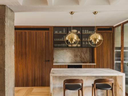 El la cocina, taburete de nogal de Artisan y lámparas de Gubi