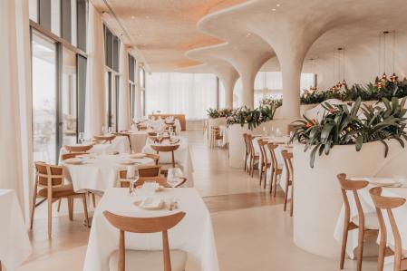 Está ubicado en la planta superior del nuevo Balcó Gastronòmic, en el moll de Gregal