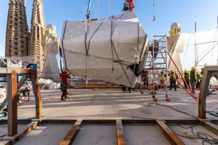 El brazo, en la cota 54 del templo, antes de ser elevado hasta lo alto de la torre