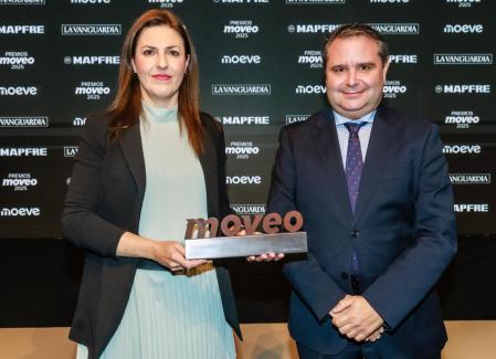 Antonio Bernárdez, director de desarrollo de Grandes Cuentas de Automoción de MAPFRE España entrega el premio a Sara García, de Toyota
