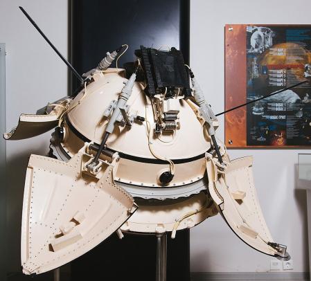 En 1971 se perdió el contacto con la nave soviética Mars 3 tan solo 110 segundos después de aterrizar en Marte, lo cual podría haberse debido a las descargas inducidas por la tormenta de polvo que se encontraba activa en la región