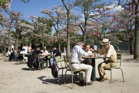 Jugadores de ajedrez en el jardín de Luxemburgo