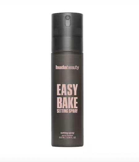 Easy Bake Setting Spray, espray fijador de maquillaje 16 horas de Huda Beauty (35 euros)